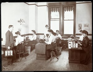 Indvendigt billede af kvinder ved dikterende maskiner på New York Edison Co., 55 Duane Street, New York, 1910 (sølv gelatinetryk)